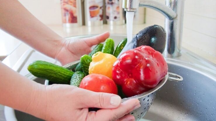 การล้างผักและผลไม้เป็นมาตรการป้องกันปรสิต
